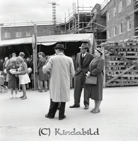 Kise Marken
raja
Tre män och en kvinna 

raja
Kommunhuset i Kisa under byggnation. Invigdes januari 1964.
På bild Erik Andersson, Österby Hycklinge, förmodligen med hustru. 
Källa: Gerd Pettersson

Nyckelord: Marken Kise