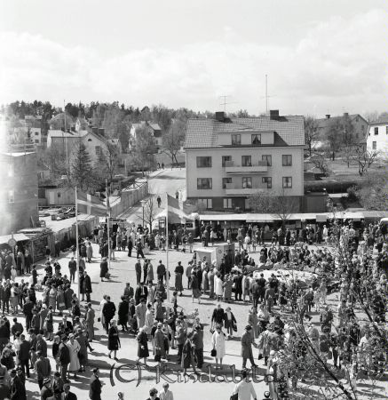 Kise Marken
raja
Marknad på torget

raja
Torget Kisa med fastigheten Fridsdal i bakgrunden. 
Källa: Gerd Pettersson

Nyckelord: Marken Kise