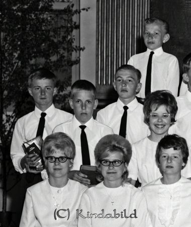 Konfirmation Kisa Kyrka Kisa
raja
Konfirmationsfoto

raja
1:a f.v. Kristina Forsgren, Karin Hellman, Gull-Britt Frid
 2:a f.v. Peter Johansson Sture Kristoffersson Hans Johansson, Marita Karlsson
 3:e f.v. Stig Lindell
 Källa: Studiegruppen Hembygdsgården 
Nyckelord: Kyrka Kisa