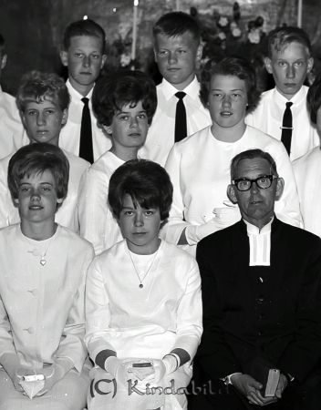 Konfirmation Kisa Kyrka Kisa
raja
Konfirmationsfoto

raja
1:a f.v. LailaBohre, Silvia Aust, Gustav Sköld
 2:a f.v. Marie-Louise Germundsson, Anna-Karin Magnusson, Margareta Jonsson
 3:e f.v. Weine Eriksson, Lennart Larsson, Bertil Fransson
 Källa: Studiegruppen Hembygdsgården 
Nyckelord: Kyrka Kisa