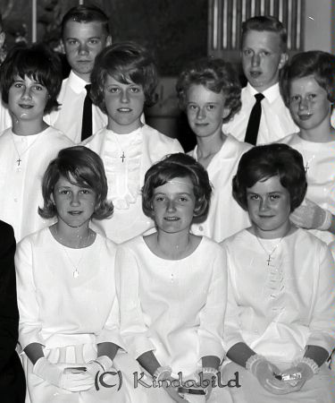 Konfirmation Kisa Kyrka Kisa
raja
Konfirmationsfoto

raja
1:a f.v. Eva Pettersson, Ingela Lind, Christina Nilsson
 2:a f.v. Gudrun Dahlberg, Irene Jonsson, Gunilla Aspegren, Britt Modig
 3:e f.v. Per Karlsson, Sture Strömberg 
 Källa: Studiegruppen Hembygdsgården 
Nyckelord: Kyrka Kisa