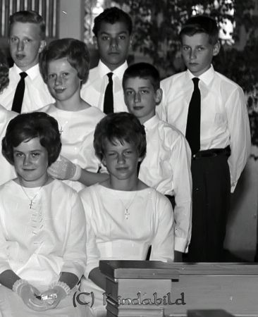 Konfirmation Kisa Kyrka Kisa
rad 1 Christina Nilsson, Britt-Marie Karkling
rad 2 Britt Modig, Roland Larsson
rad 3 Sture Strömberg, Tommy Lundqvist, Mats-Bo Johansson
Nyckelord: Konfirmation