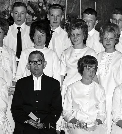 Konfirmation Kisa Kyrka Kisa
raja
Konfirmationsfoto

raja
Stående bakom kyrkoherden Gustav Skiöld förmodligen Berit Adolfsson 
Källa: Gerd Pettersson

raja
Vänster bak: Inge Johansson 
Källa: Staffan Edstrand

raja
Bredvid Inge, Bo Carlsson, Lars Karlsson och ?? 
Källa: careng

Nyckelord: Kyrka Kisa