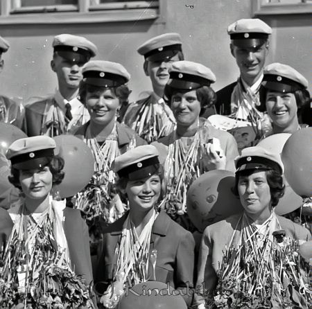 Realexamen 1963 A-klass
raja
Klassfoto

raja
Längst bak fr. vänster Per-Ove Fransson, Bo Österberg, Bo Svensson
Mittentraden: Margareta Lundberg,
Främre raden: Gunilla ?, Barbro Svärd, Catarina Hansson 
Källa: Curth

Nyckelord: Realexamen Kisa