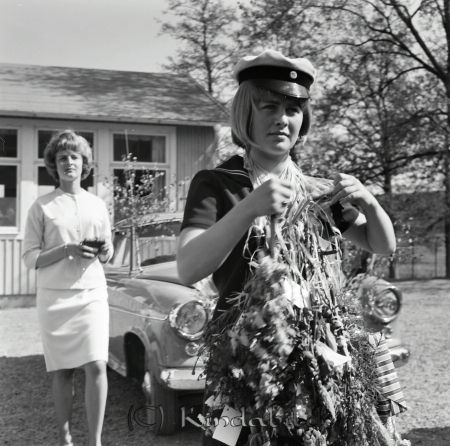 Realexamen 1963 A-klass
raja
Kvinna som är färdig med sina studier

cujo 
Realexamen och mössan var grå
Nyckelord: Realexamen Kisa