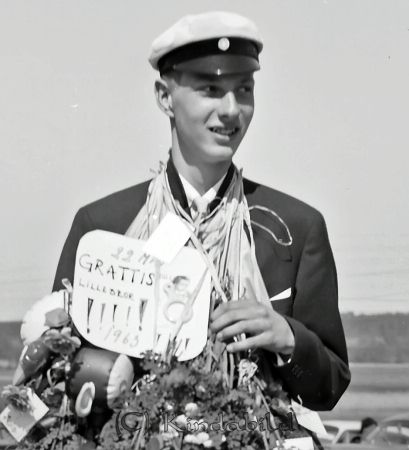 Realexamen 1963 A-klass
raja
Man som är färdig med sina studier

gepe
Bo Svensson
Nyckelord: Realexamen Kisa