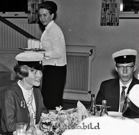 Realexamen 1963 A-klass
raja
Realexamenfirande i Folkets Hus

Nyckelord: Realexamen Kisa