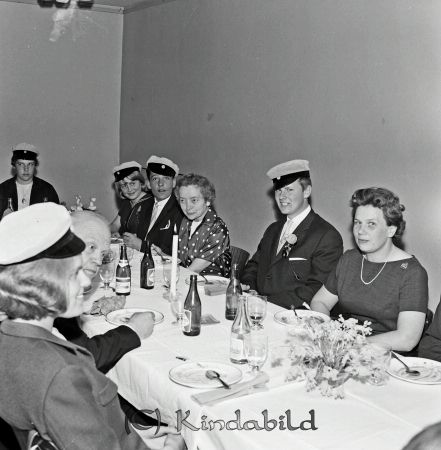Realexamen 1963 A-klass
raja
Realexamenfirande i Folkets Hus

raja
Från höger Marie-Anne Gremar och Ester Dybern , mellan sitter Bo Österberg
Källa: Gerd Pettersson

Nyckelord: Realexamen Kisa