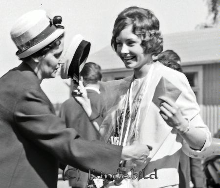 Realexamen 1963 A-klass
raja
Kvinna som är färdig med sina studier


Nyckelord: Realexamen Kisa