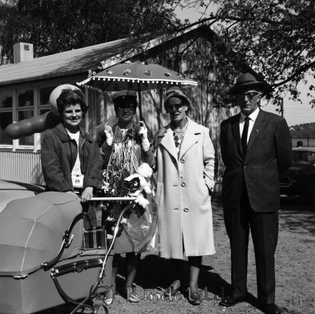 Realexamen 1963 A-klass
raja
Kvinna som är färdig med sina studier


Nyckelord: Realexamen Kisa