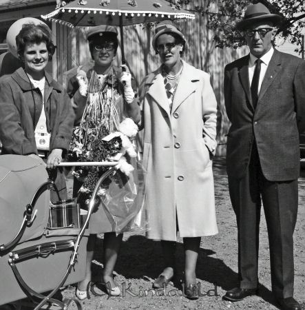 Realexamen 1963 A-klass
raja
Kvinna som är färdig med sina studier


Nyckelord: Realexamen Kisa