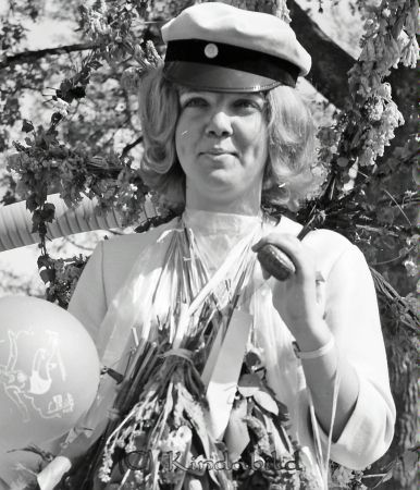 Realexamen 1963 A-klass
raja
Kvinna som är färdig med sina studier

raja
Monica Sandelius 
Källa: Gerd Pettersson

Nyckelord: Realexamen Kisa