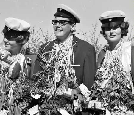 Realexamen 1963 A-klass
raja
Två kvinnliga och en manlig student med blommor och ballonger runt sina halsar
Nyckelord: Realexamen Kisa