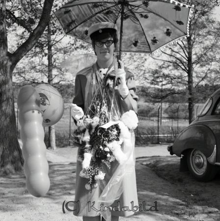 Realexamen 1963 A-klass
raja
Kvinna som är färdig med sina studier


Nyckelord: Realexamen Kisa