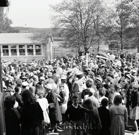 Realexamen 1963 A-klass
raja
Studenter och anhöriga på skolgården vid Stjärneboskolan
Nyckelord: Realexamen Kisa