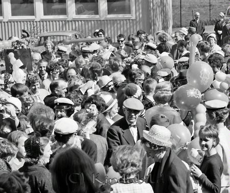 Realexamen 1963 A-klass
raja
Studenter och anhöriga på skolgården vid Stjärneboskolan
Nyckelord: Realexamen Kisa