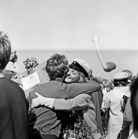 Realexamen 1963 A-klass
raja
Kvinnlig student som får en grattiskram
Nyckelord: Realexamen Kisa