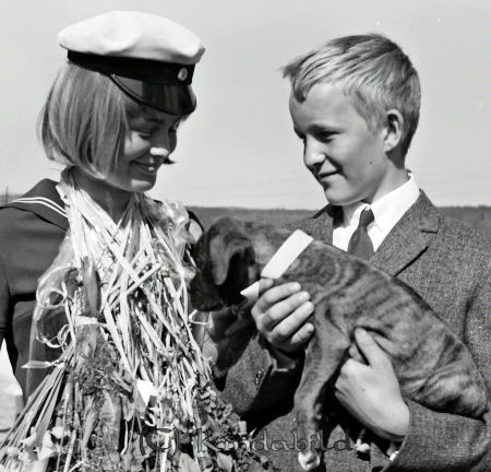 Realexamen 1963 A-klass
raja
Kvinna som är färdig med sina studier


Nyckelord: Realexamen Kisa