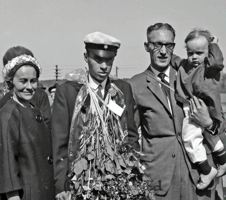 Realexamen 1963 A-klass
raja
Man som är färdig med sina studier

raja
Jan Gustavsson med föräldrarna Hans och Vivan Gustavsson. 
Källa: Gerd Pettersson 

Nyckelord: Realexamen Kisa