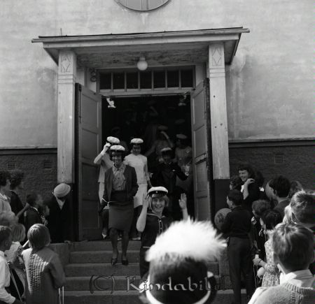 Realexamen 1963 A-klass
raja
Studenter på väg ut ur skolan
Nyckelord: Realexamen Kisa