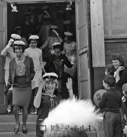Realexamen 1963 A-klass
raja
Studenter på väg ut ur skolan 
Nyckelord: Realexamen Kisa