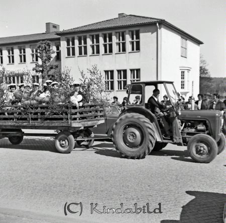 Realexamen 1963 A-klass
raja
Studenter på en lövad vagn som dras av en traktor   
Nyckelord: Realexamen Kisa
