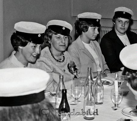 Realexamen 1963 A-klass
raja
Realexamenfirande i Folkets Hus

raja
3:a från vänster kan vara Ann-Kristine Karlsson 
Källa: Gerd Pettersson

Nyckelord: Realexamen Kisa