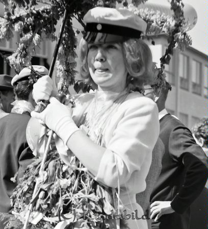 Realexamen 1963 A-klass
raja
Kvinna som är färdig med sina studier

raja
Monica Sandelius 
Källa: Gerd Pettersson

Nyckelord: Realexamen Kisa