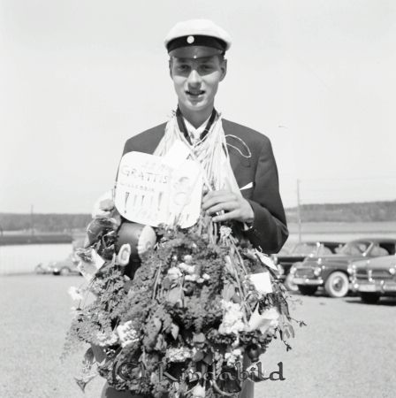 Realexamen 1963 A-klass
raja
Man som är färdig med sina studier

raja
Bo Svensson 
Källa: Gerd Pettersson

Nyckelord: Realexamen Kisa