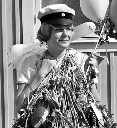 Realexamen 1963 A-klass
raja
Kvinna som är färdig med sina studier


Nyckelord: Realexamen Kisa
