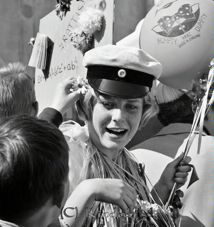 Realexamen 1963 A-klass
raja
Kvinna som är färdig med sina studier


Nyckelord: Realexamen Kisa