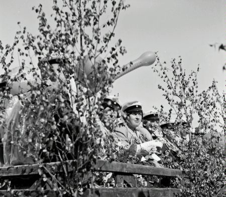 Realexamen 1963 A-klass
raja
Studenter i en lövad vagn
Nyckelord: Realexamen Kisa