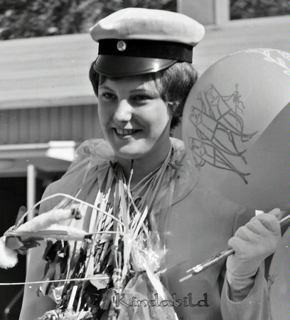Realexamen 1963 A-klass
raja
Kvinna som är färdig med sina studier


Nyckelord: Realexamen Kisa