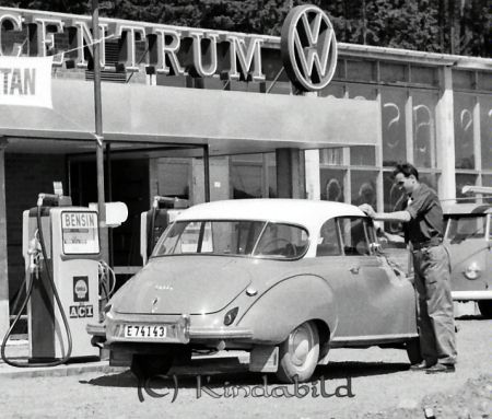 Svenska Shell Motala Kisa
raja
Bensinmacken Shell och Motorcentrum på Storgatan Kisa norra utfart

raja
Serviceman Jan Robertsson putsar vindrutan 
Källa: Gerd Pettersson 

Nyckelord: Shell Kisa