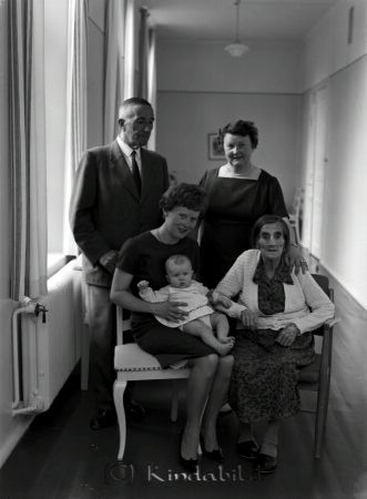 Karl Svartz Grönedegatan Kisa
raja
Bild med fem generationer på

raja
Den gamla damen är förmodlingen Karls mor Frida Svartz. Karls dotter Karin gift Rosén.
Karl Svarts född 1893, död 1976, var gift med Elin (1892-1958) och hade tre barn Karin, Karl-Gustaf och Margareta.
Karl Svartz arbetade i Janne Svens Möbelfabrik i Brokullen men kom sedan att arbeta hos målare Herman Andersson.
Karl Svartz far var kusin till Moa Martinsson. Karls far Frans Otto född 1873 i Vårdnäs var bror till Christina, Moa Martissons mor.
Källa: Studiegruppen hembygdsgården. 
Nyckelord: Svartz Kisa