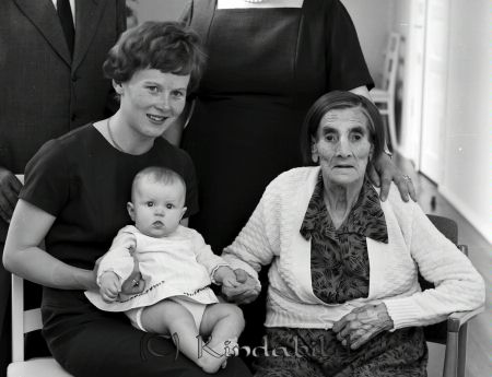Karl Svartz Grönedegatan Kisa
raja
Bild med fem generationer på

raja
Den gamla damen kan vara Alfrida Svartz född 1873, död 1964.
Hon var gift med Frans Otto Svartz född 1873 i Vårdnäs, död 1960 i Fimon Kisa.
Källa Sv dödbok.
Frans Otto Svartz lär ha varit morbror till författarinnan Moa Martinsson. Modern hette Christina och var född 1871 i Vårdnäs.
Källa: Studiegruppen hembygdsgården. 
Nyckelord: Svartz Kisa