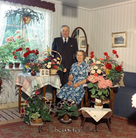 Herr Alvin Kölefors
raja
Man som firar sin 70-årsdag tillsamans med sin fru omgivna av blommor
gepe
Lantbrukare Helge Alvin Tjustad
Nyckelord: Alvin Kölefors