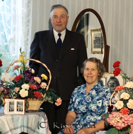 Herr Alvin Kölefors
raja
Man som firar sin 70-årsdag tillsamans med sin fru omgivna av blommor
gepe
Lantbrukare Helge Alvin med hustru Märta
Nyckelord: Alvin Kölefors