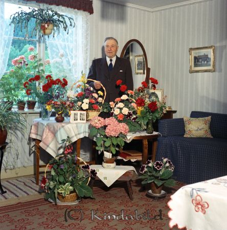 Herr Alvin Kölefors
raja
Man som firar sin 70-årsdag omgiven av blommor
Nyckelord: Alvin Kölefors