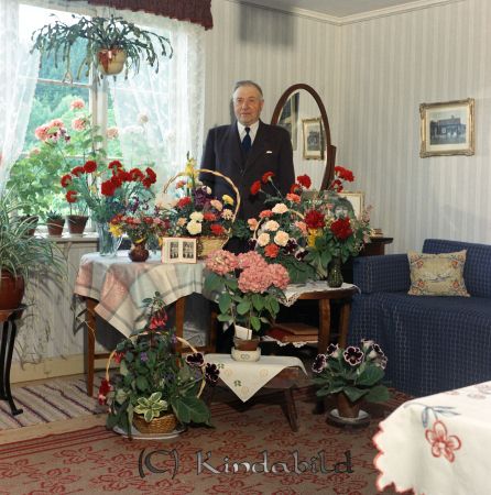 Herr Alvin Kölefors
raja
Man som firar sin 70-årsdag omgiven av blommor
Nyckelord: Alvin Kölefors