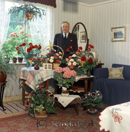 Herr Alvin Kölefors
raja
Man som firar sin 70-årsdag omgiven av blommor
Nyckelord: Alvin Kölefors