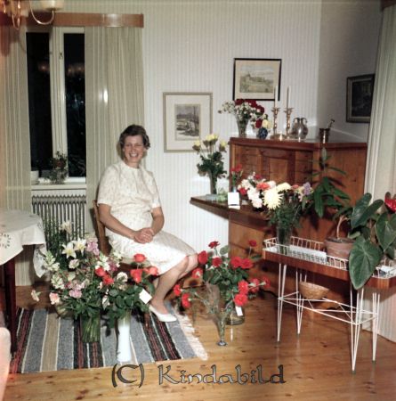 Fru Sigrid Pettersson Mjällerumsgatan 3 Kisa
raja
Kvinna som firas med blommor på sin 50-årsdag
Nyckelord: Pettersson Kisa