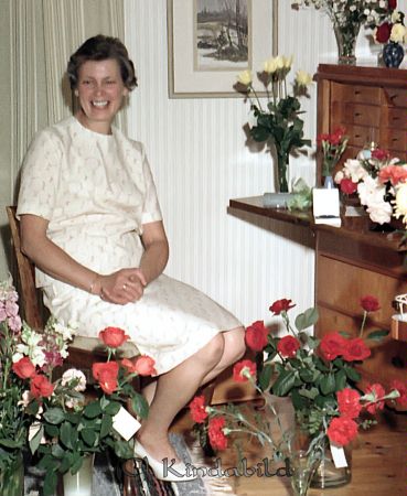 Fru Sigrid Pettersson Mjällerumsgatan 3 Kisa
raja
Kvinna som firas med blommor på sin 50-årsdag
Nyckelord: Pettersson Kisa