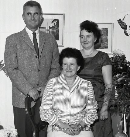 Viola Gustavsson Tystberga
raja
Kvinna som firas med blommor på sin 50-årsdag tillsammans med en man och en kvinna
Nyckelord: Gustavsson Tystberga