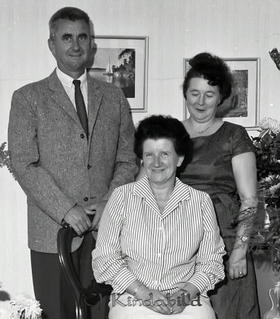 Viola Gustavsson Tystberga
raja
Kvinna som firas med blommor på sin 50-årsdag tillsammans med en man och en kvinna
Nyckelord: Gustavsson Tystberga