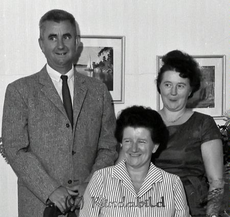 Viola Gustavsson Tystberga
raja
Kvinna som firas med blommor på sin 50-årsdag tillsammans med en man och en kvinna 
Nyckelord: Gustavsson Tystberga