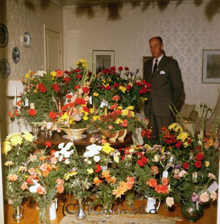 Artur Andersson Fridsdal Kisa
raja
Man som firas med en stor mängd blommor på sin 50-årsdag
Nyckelord: Andersson Kisa