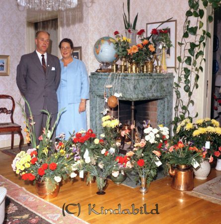 Artur Andersson Fridsdal Kisa
raja
Man som firas med en stor mängd blommor på sin 50-årsdag tillsammans med sin fru

raja
Hustrun Ingrid Wallenberg-Andersson född 1914 i Kisa innehade butiken Ingrids Mode. Butiken inrymdes först i samma lokal som Arthurs i Svea annexet och sedan på Tvärgatan brevid Richts Konditor. 
Källa: Gerd Pettersson

Nyckelord: Andersson Kisa