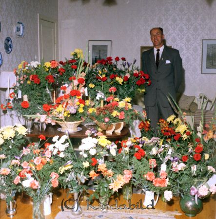 Artur Andersson Fridsdal Kisa
raja
Man som firas med en stor mängd blommor på sin 50-årsdag  
Nyckelord: Andersson Kisa