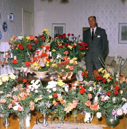 Artur Andersson Fridsdal Kisa
raja
Man som firas med en stor mängd blommor på sin 50-årsdag  
Nyckelord: Andersson Kisa